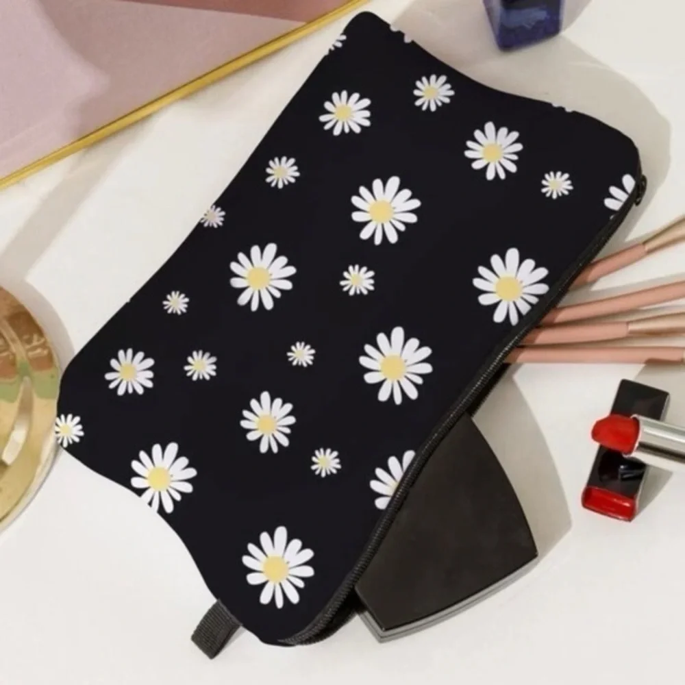 Daisy print makeup bag zip top lined